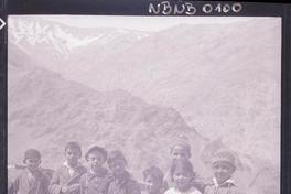 [Grupo de niños en un puente]