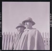 [Dos campesinos con manta y sombrero]