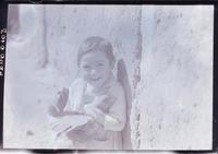 [Niñito sonriendo con un ave entre sus manos]