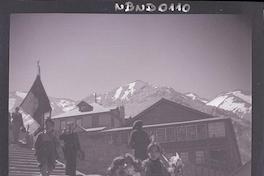 [Dos hombres llevando un pendón y niños con una corona de flores]