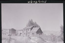 [Campesino arreando una yunta de bueyes por un sector rural]