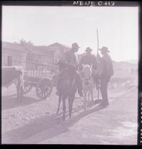 [campesinos a caballo junto a una cerreta con bueyes en un sector rural}