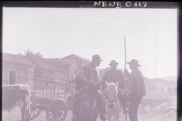[campesinos a caballo junto a una cerreta con bueyes en un sector rural}