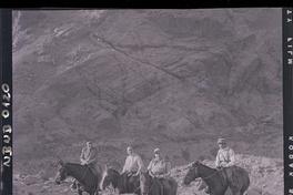 [Funcionarios uniformados junto a civiles montados a caballo en la montaña]