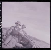 [Dos campesinos en una lancha]