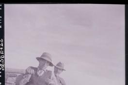 [Dos campesinos en una lancha]