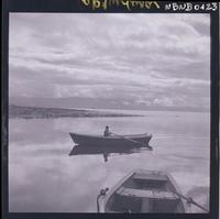 [Niño en lancha en un lago]