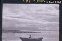 [Niño en lancha en un lago]