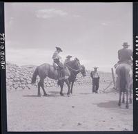 [Campesinos a caballo en un sector rural]