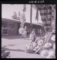 [Visitantes en una feria de artesanía tradicional]