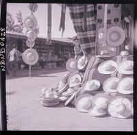 [Visitantes en una feria de artesanía tradicional]