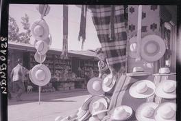 [Visitantes en una feria de artesanía tradicional]