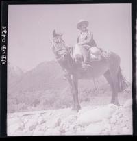 [Campesino a caballo en medio de un paisaje montañoso]