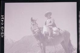 [Campesino a caballo en medio de un paisaje montañoso]