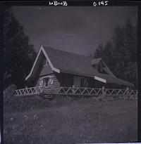 [Casa de madera y troncos]