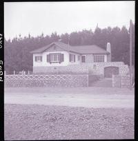 [Casa con base de de piedra]