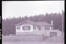 [Casa con base de de piedra]