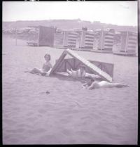 [Señoritas en traje de baño en la playa]