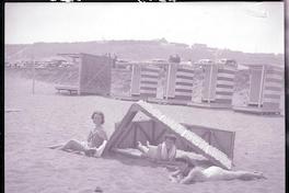 [Señoritas en traje de baño en la playa]