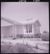 [Casa con base de de piedra]