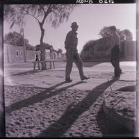 [Personas transitando por una zona rural]