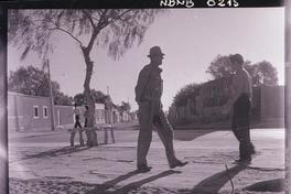 [Personas transitando por una zona rural]