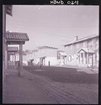 [Niños en una calle de pueblo]