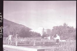 [Niños jugando con un barquito que flota en una pileta]