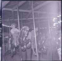 [Niños en un carrusel]