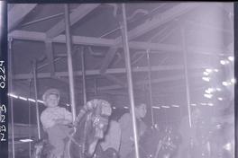 [Niños en un carrusel]