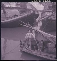 [Niños en una lancha en la bahía]