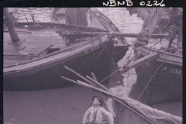 [Niños en una lancha en la bahía]