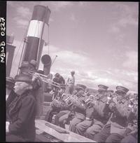 [Banda de música y pasajeros a bordo de un lanchón]