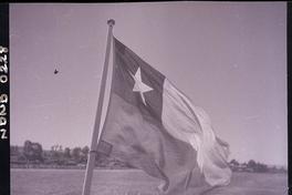 [Detalle en el que en un sencillo mástil de una lancha flamea una bandera chilena]