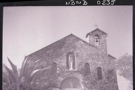 [Grupo de personas reunidas en el frontis de la capilla del Santuario de la Virgen del Cerro San Cristóbal]