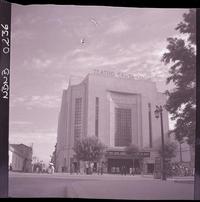 [Grupo de personas en el frontis y alrededor del teatro Santa Lucía]