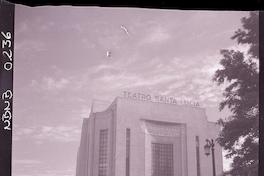 [Grupo de personas en el frontis y alrededor del teatro Santa Lucía]