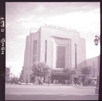 [Grupo de personas en el frontis y alrededor del teatro Santa Lucía]