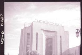 [Grupo de personas en el frontis y alrededor del teatro Santa Lucía]