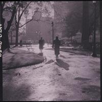 [Transeúntes circulando por una plaza]