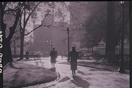 [Transeúntes circulando por una plaza]