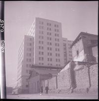 [Dos personas caminando por una calle frente la Moneda, vereda sur]