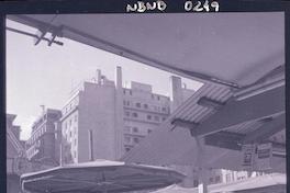 [Puesto de libros usados en un lugar de entretenimientos abandonado]