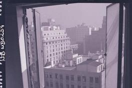 [Edificios vistos a través de una ventana abierta]