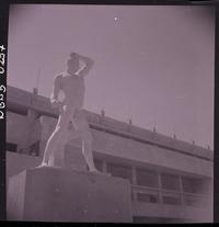 [Escultura de un hombre desnudo]