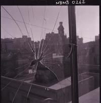 [Edificios vistos a través de una ventana rota]