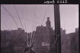 [Edificios vistos a través de una ventana rota]