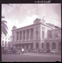[Autos estacionados en el frontis del Teatro Municipal]