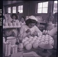 [Niñas ceramistas trabajan en la decoración de objetos de cerámica. Fábrica de Cerámica de Lota, sección decorado]