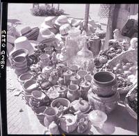 [En venta piezas de cerámica hecha a mano, sombreros de paja y otros]